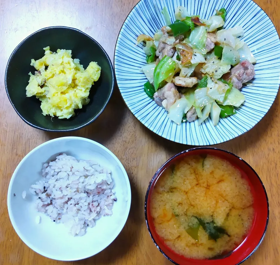 １０月１９日　鶏肉とキャベツのにんにく炒め　さつまいもサラダ　なめことわかめのお味噌汁|いもこ。さん