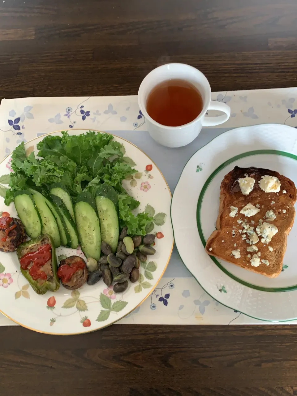 プルーチーズと蜂蜜のトーストパンと残り物でのーんびりとした朝食✨✨|tamemitiさん