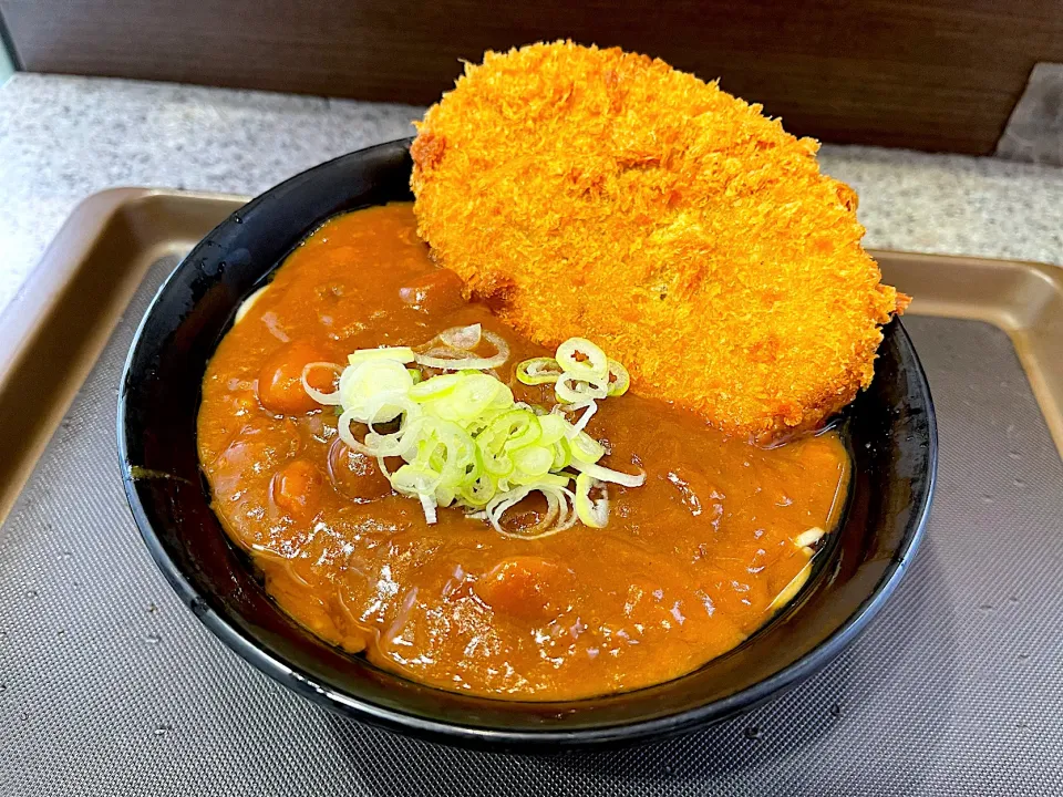 カレーそばに大きいカレーコロッケ|マハロ菊池さん