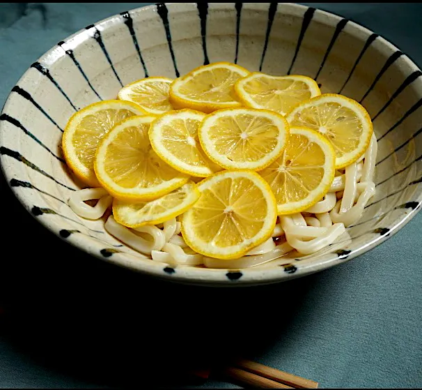 Snapdishの料理写真:レモンたっぷり温ぶっかけうどん|ooooorangeさん