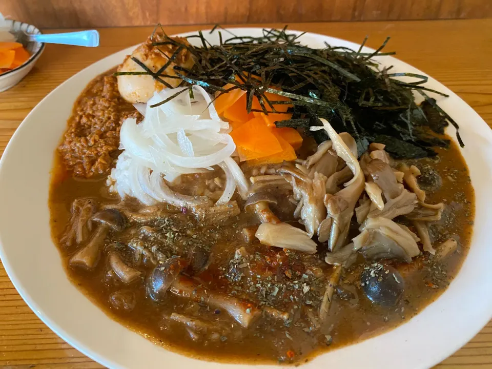 タイ風エノキダケと極辛キーマクラシックのりだくのあいがけ🍄🍛🔥味玉トッピング🥚ピクルスマシマシ🥒|buhizouさん