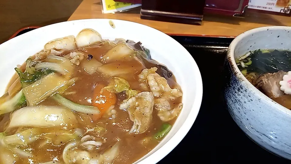 Snapdishの料理写真:中華丼とミニラーメン|MaSaQuiさん