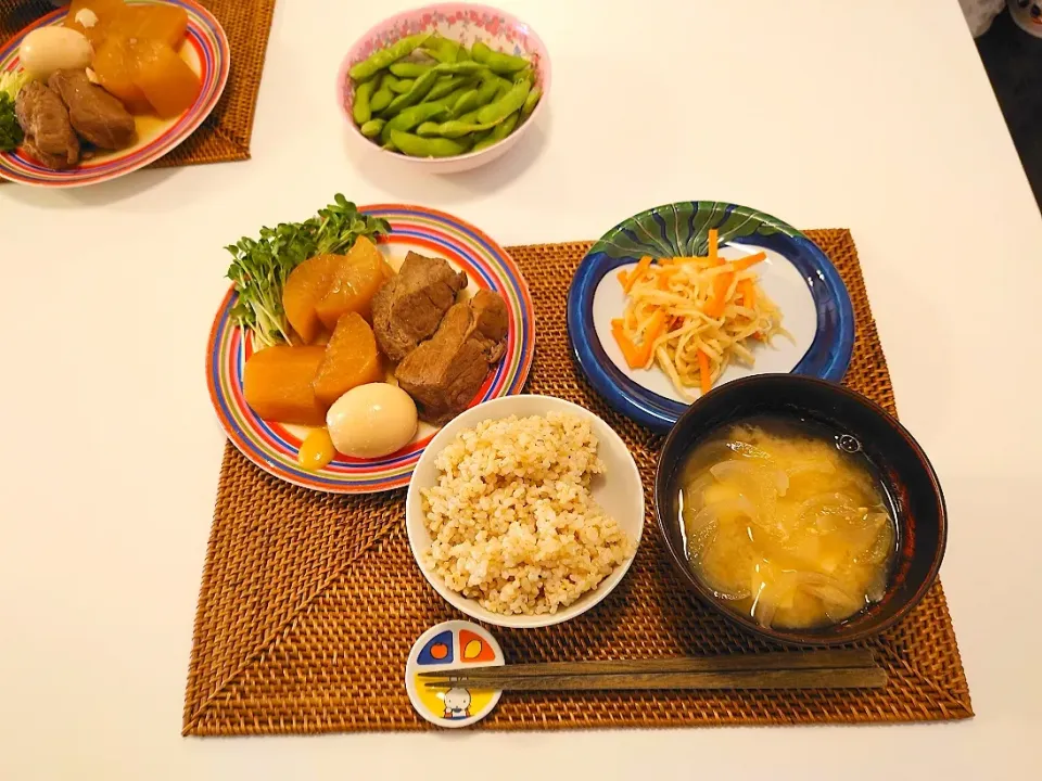 今日の夕食　豚肩ロースの角煮、切り干し大根の煮物、玄米、高野豆腐と玉ねぎの味噌汁、枝豆|pinknari🐰🌈さん