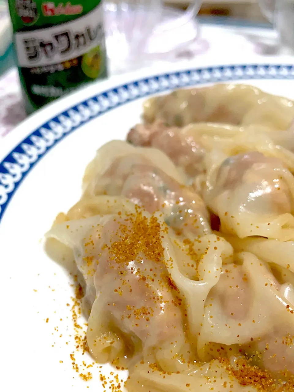 カレー風味の餃子　お肉に混ぜて、わかりづらいから上からもかけてみた‪w|舞さん