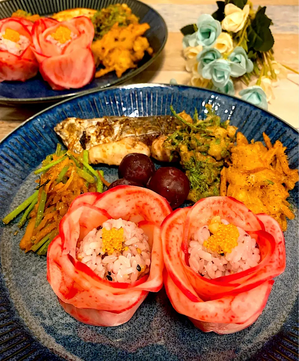 Snapdishの料理写真:赤かぶの花おにぎりでワンプレート🌹|みっこちゃんさん