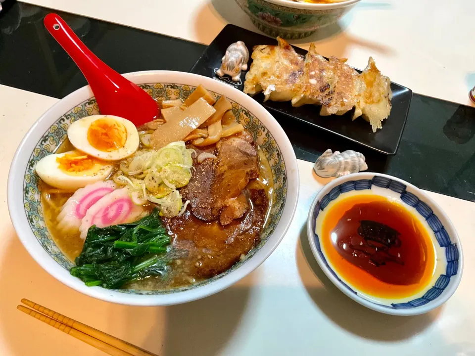 お家で作るラーメンと餃子で晩御飯|Takeshi  Nagakiさん