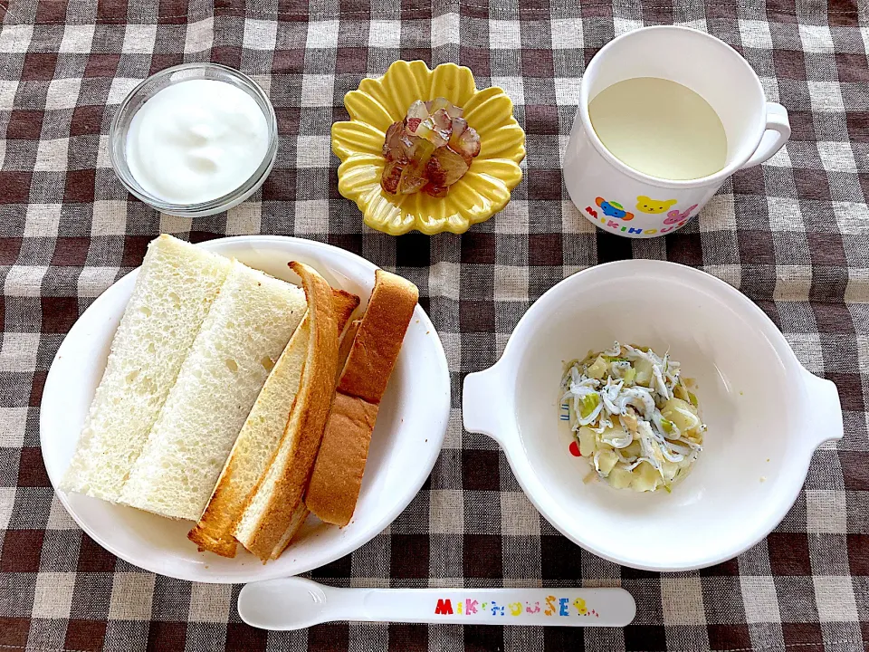 Snapdishの料理写真:【離乳食】しらすとじゃがいものマヨ和え、食パン、ヨーグルト、ぶどう、ミルク|sayaさん