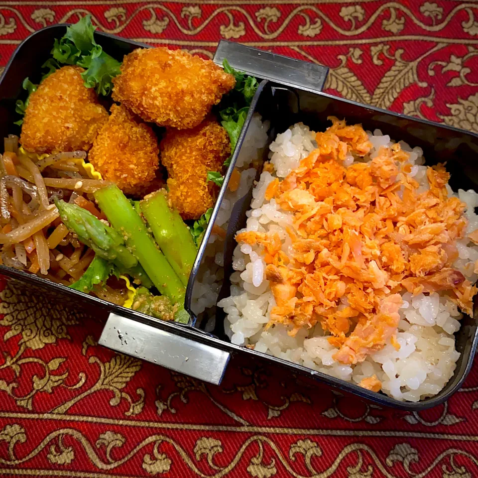 鶏のフライと、きんぴら牛蒡と、アスパラの胡麻和えと、鮭フレークご飯弁当|もえさん