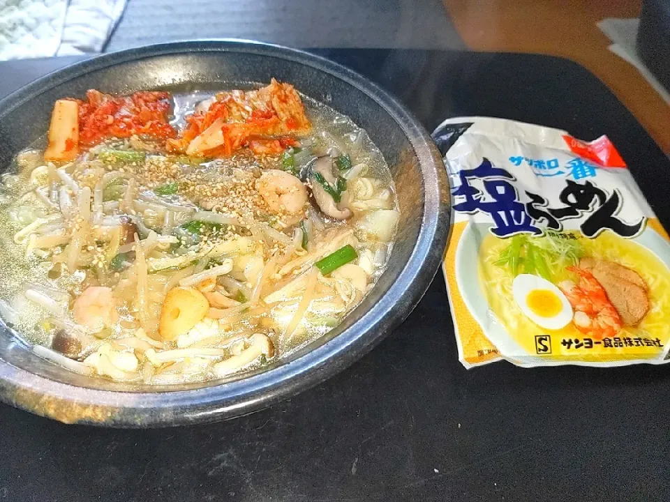 実は昨日の夜勤明けメニューです、サッポロ一番塩ラーメンで海鮮餡掛けキムチのせラーメン|Tarou  Masayukiさん