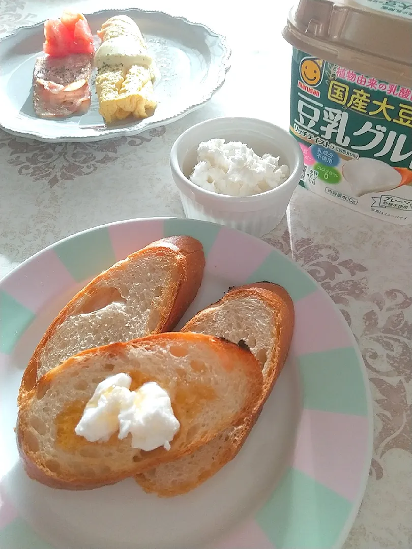 Snapdishの料理写真:☆今日の朝パン☆　モニターで頂いた豆乳グルトでヴィーガンバタートースト|hamamaさん