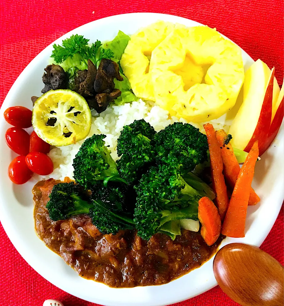 焼き揚げブロッコリー🥦人参🥕ONスパイスチキンカレー🍛付け合わせはミニトマト🍅蜂蜜漬け🍯焼きレバー、輪切りパイナップル🍍うさぎりんご🍎今日もたっぷり朝カレー笑笑💪|HAMI69さん