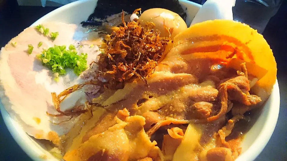 【食べログ TOP1000】
一条流がんこラーメン総本家
純正ラーメンの雪（1,100円）
＋焦がし葱（先着、無料）
＋刻み青唐（少し、無料）
＠四谷三丁目4分
（JR新宿駅から徒歩26分）
21235|大脇さん