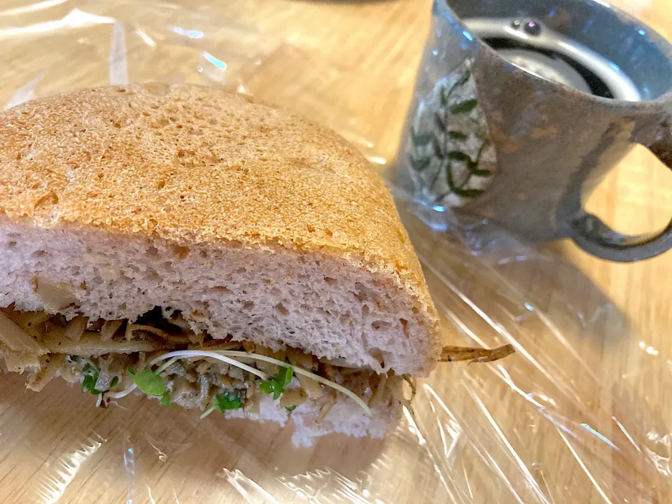 Snapdishの料理写真:朝焼き胡桃ブラン食パン🍞で、きんぴらごぼうとブロッコリースプラウトのサンドイッチ(n´—｀n)andアリサンのタンポポ珈琲|さくたえさん