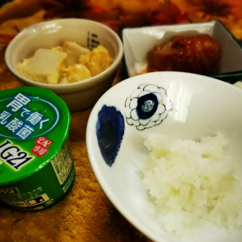 うまかばい術後の定食👌😀

ロールキャベツ
高野豆腐
お粥
ヨーグルト

食物繊維の少ない食材を使ったつもり

あってる?

しらんけど😮

今日のランチですわ。|ペンギンさん