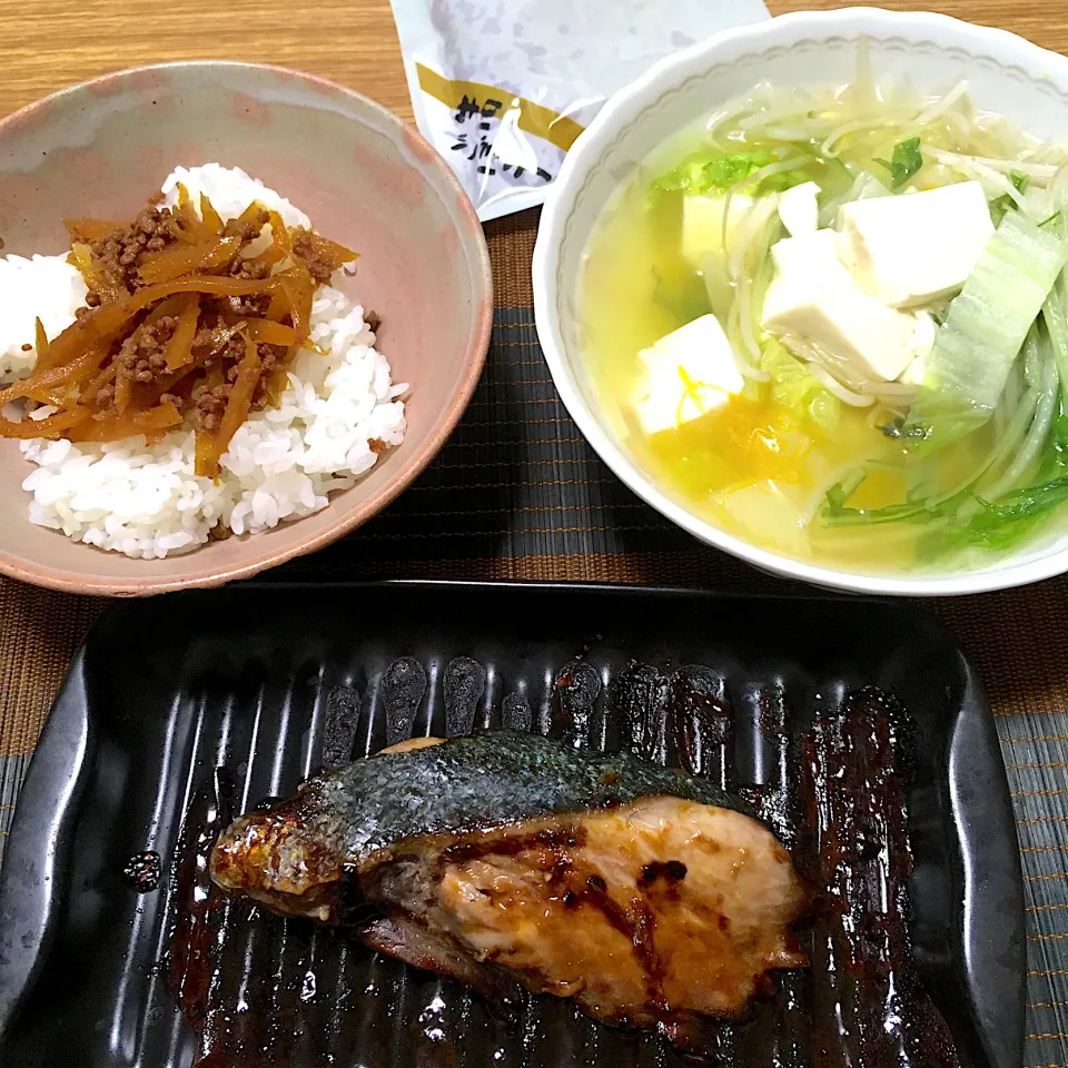 Snapdishの料理写真:2021/10/27 ブリはちみつ照り焼き、野菜たっぷりスープ、牛肉ごぼうのせごはん|kykyさん