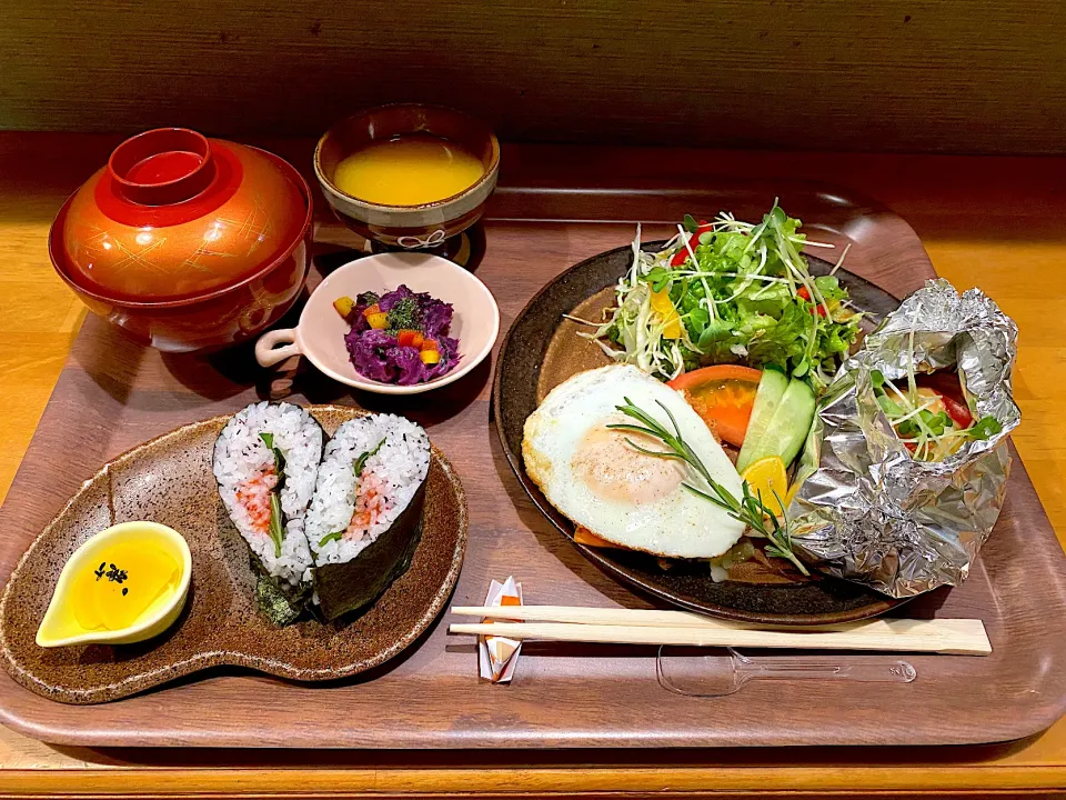 今日のランチは、おにぎりサンドと具沢山味噌汁のブランチ✨|yokoさん