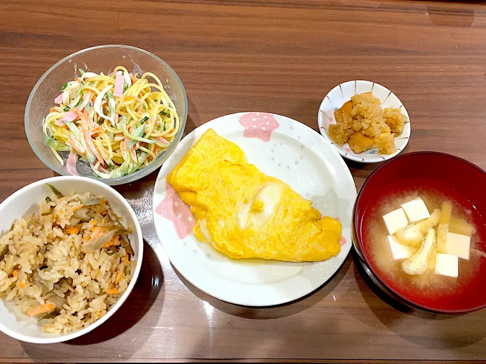 鮭とごぼう、舞茸の炊き込みご飯　チーズオムレツ　豆腐とえのきの味噌汁　厚あげのおろし煮　スパゲティサラダ|おさむん17さん