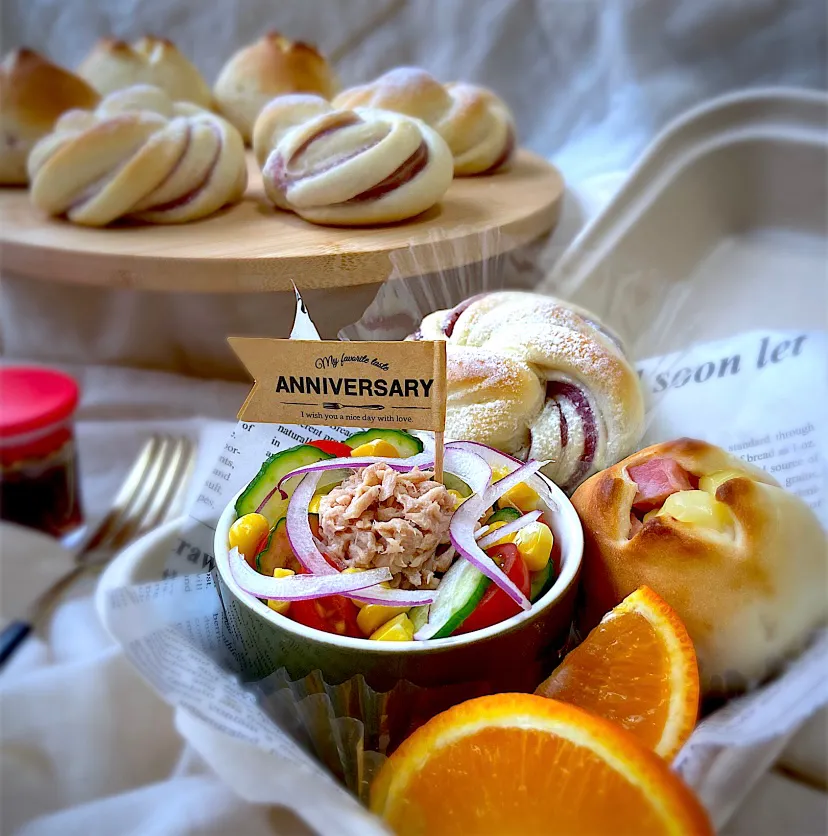 ゴロゴロベーコン&チーズ🥐ブルーベリージャムのねじりパン🥖パスタサラダ🥗弁当🍱|Naoさん