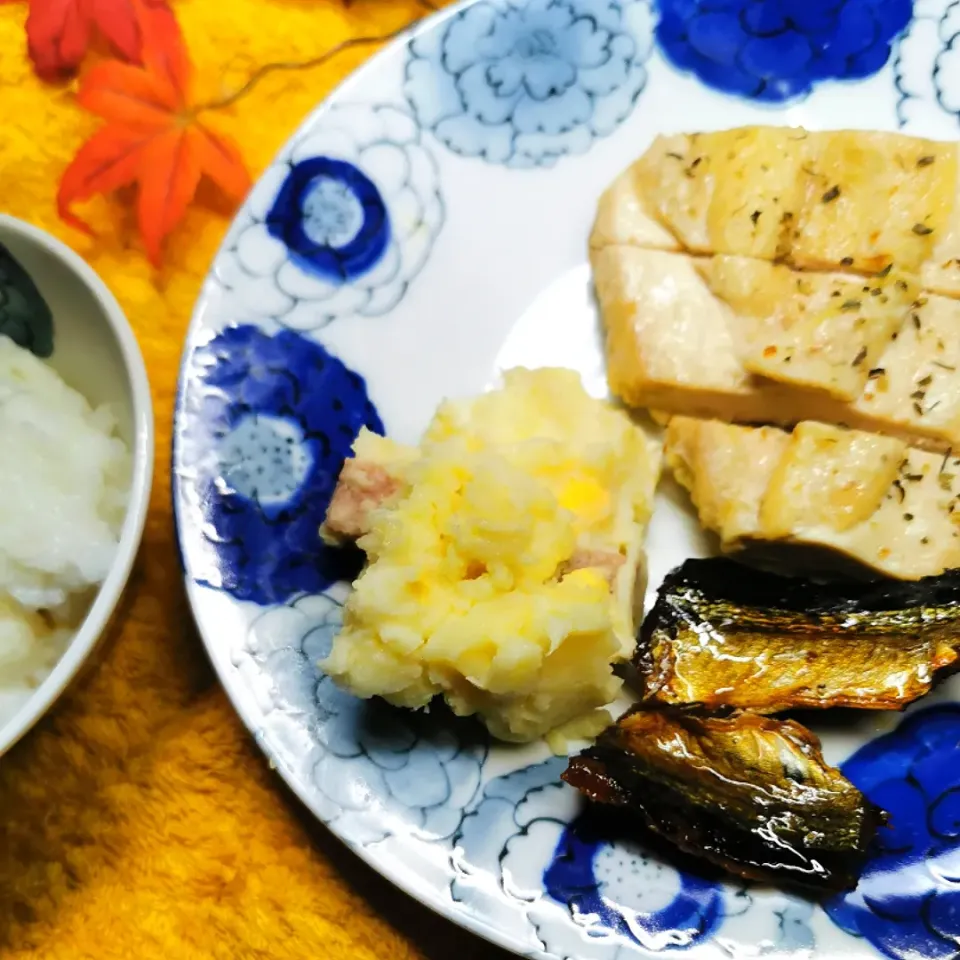 術後のうまかばい定食👌😀

蒸し鶏肉（スパイスかけ）
ポストサラダ
秋刀魚の蒲焼
お粥|ペンギンさん