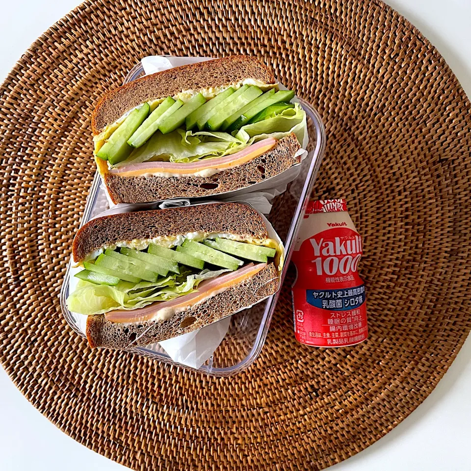 ブラン食パンでチーズハムレタス胡瓜卵サンドイッチ|しーさん