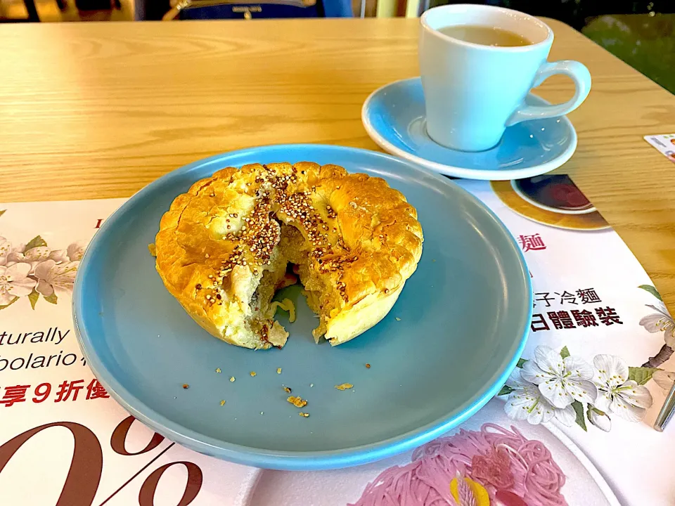 New Zealand chicken mushrooms pie and cold pressed fruit juice|skyblueさん