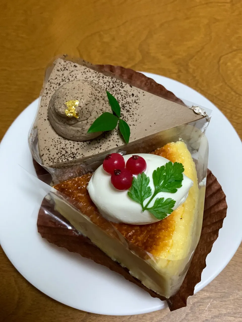 Snapdishの料理写真:ほうじ茶ショートケーキとバスク風チーズケーキ|himeさん