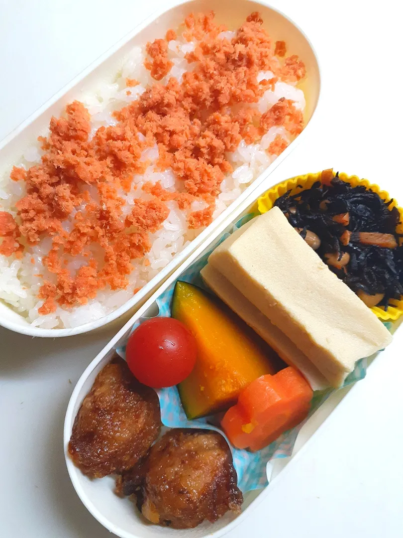 ☆中学生弁当☆鮭ごはん、ひじき煮物、煮物(南瓜、人参、高野豆腐)、ミニトマト、唐揚げ|ｼｮｺﾗさん