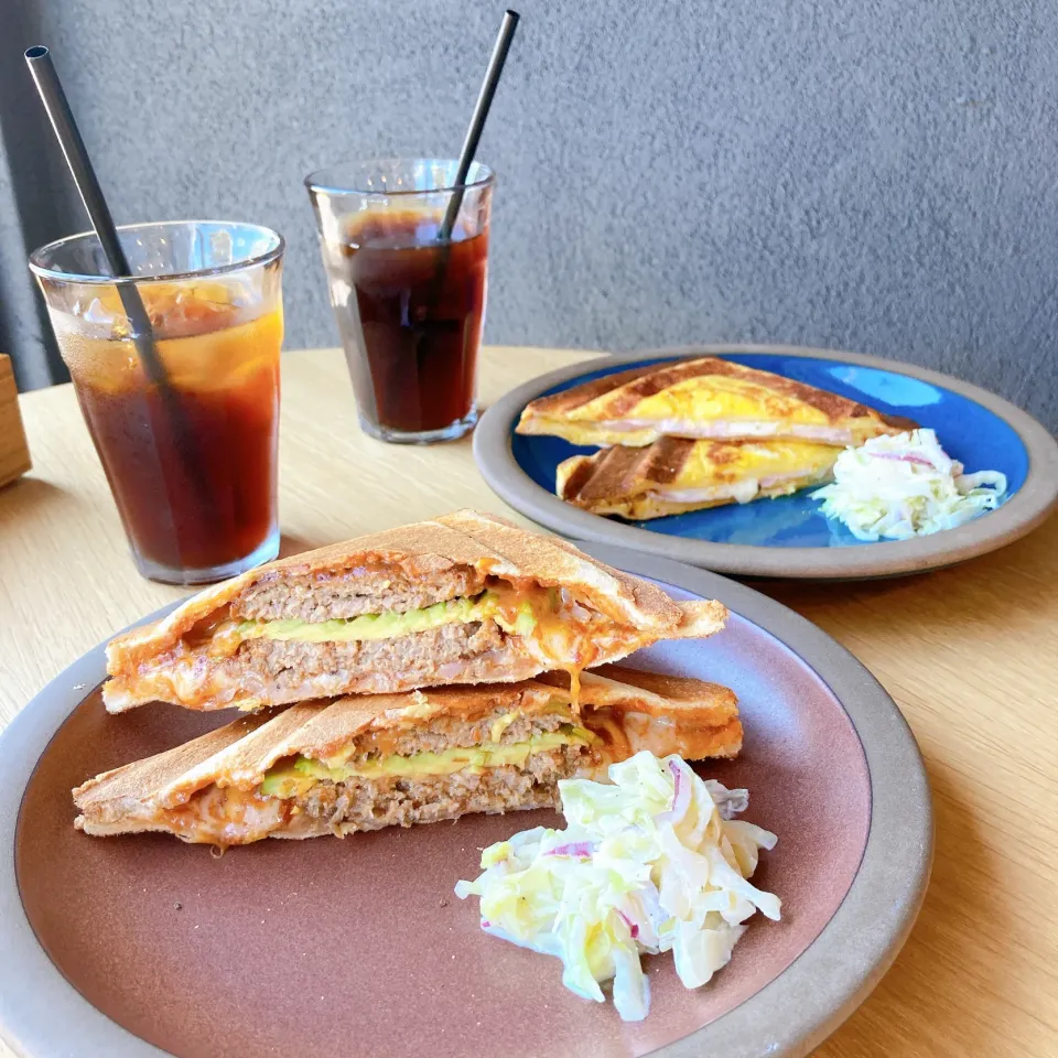 ハンバーグとアボカド・ハムチーズの　　ホットサンド🥑🧀🥪|ちゃみこさん