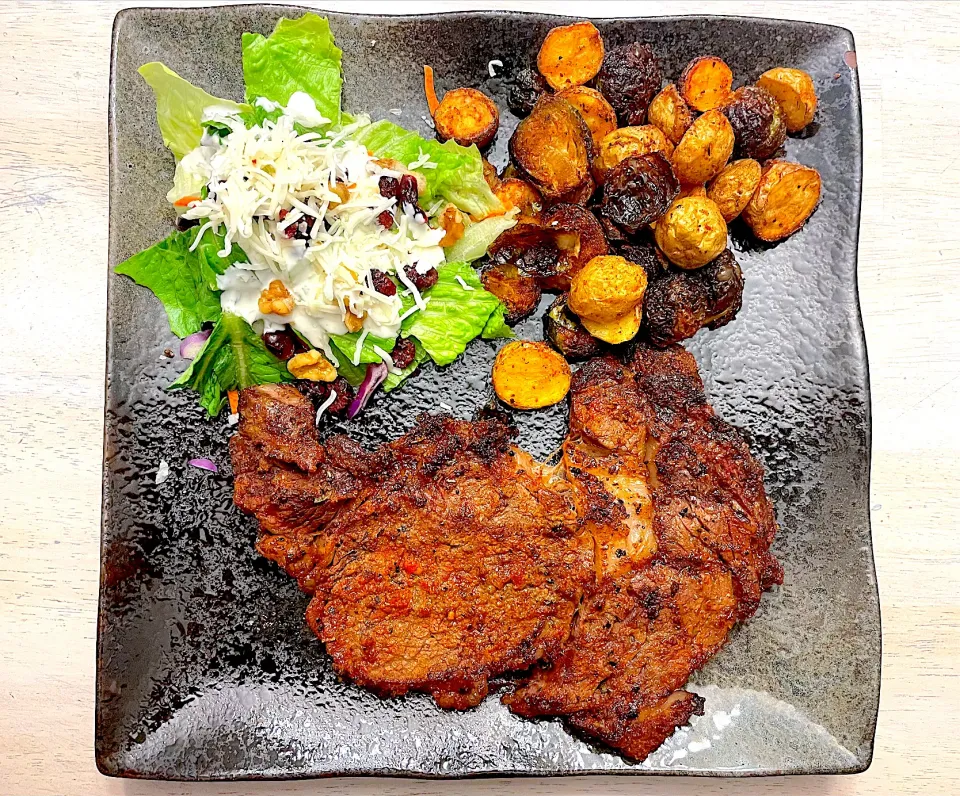 Ribeye w/potatoes and Brussel sprouts|Rafael Pachecoさん