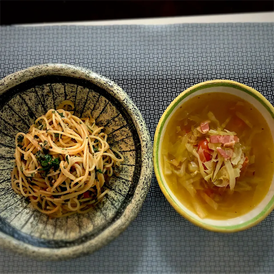 Snapdishの料理写真:明太子パスタとベーコンキャベツスープ|Yochipyさん