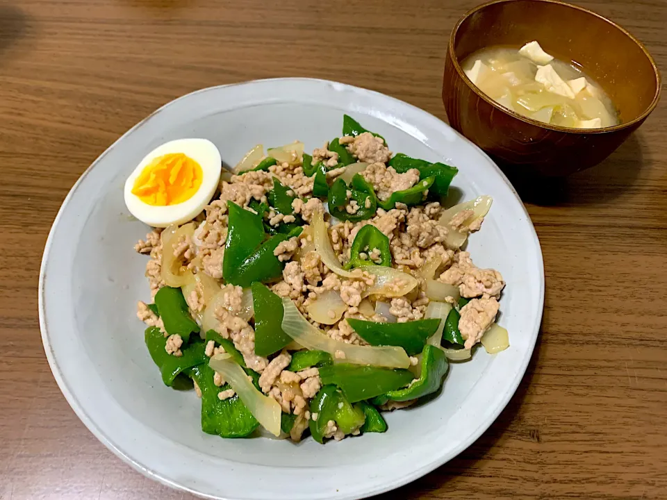 ピーマンと玉ねぎとひき肉の炒め物、味噌汁|みぃさん