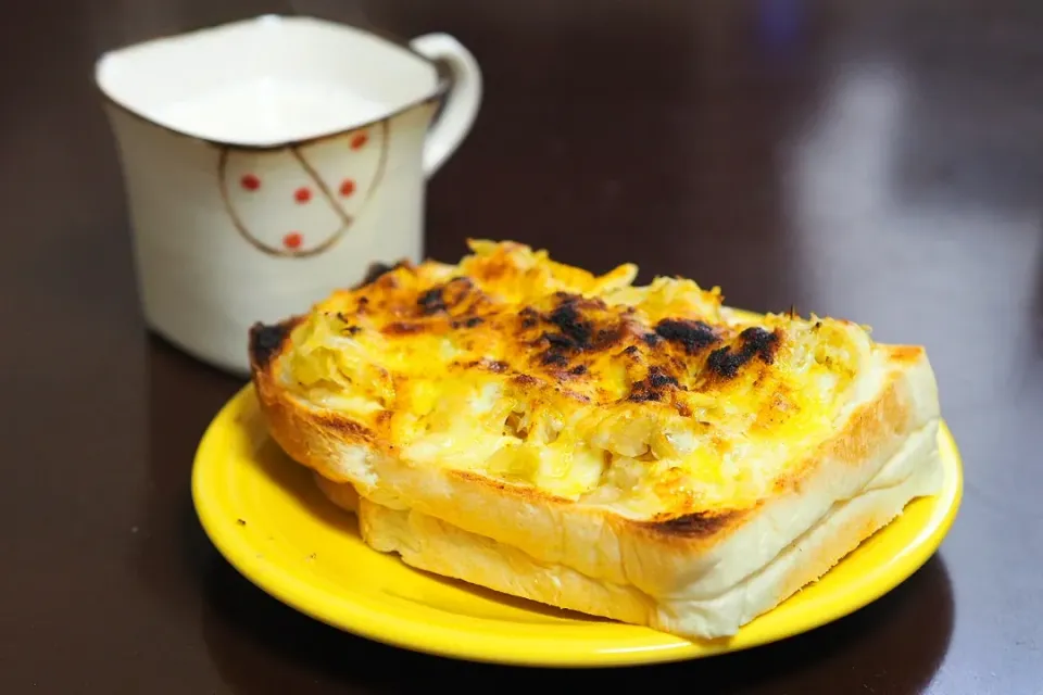 Snapdishの料理写真:ザワークラウトチーズトーストに味付カレーパウダー✨|Aya☺︎さん