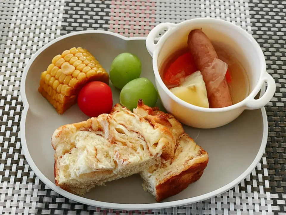 Snapdishの料理写真:息子朝ごはん🍚|¨̮⑅*さん