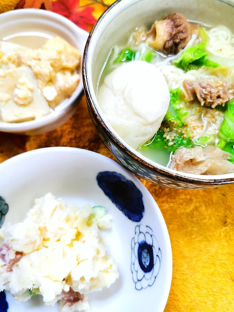 術後のうまかばい定食＼(^o^)／

鶏ガラスープ入りラーメン
高野豆腐たまごとじ
ポテトサラダ|ペンギンさん