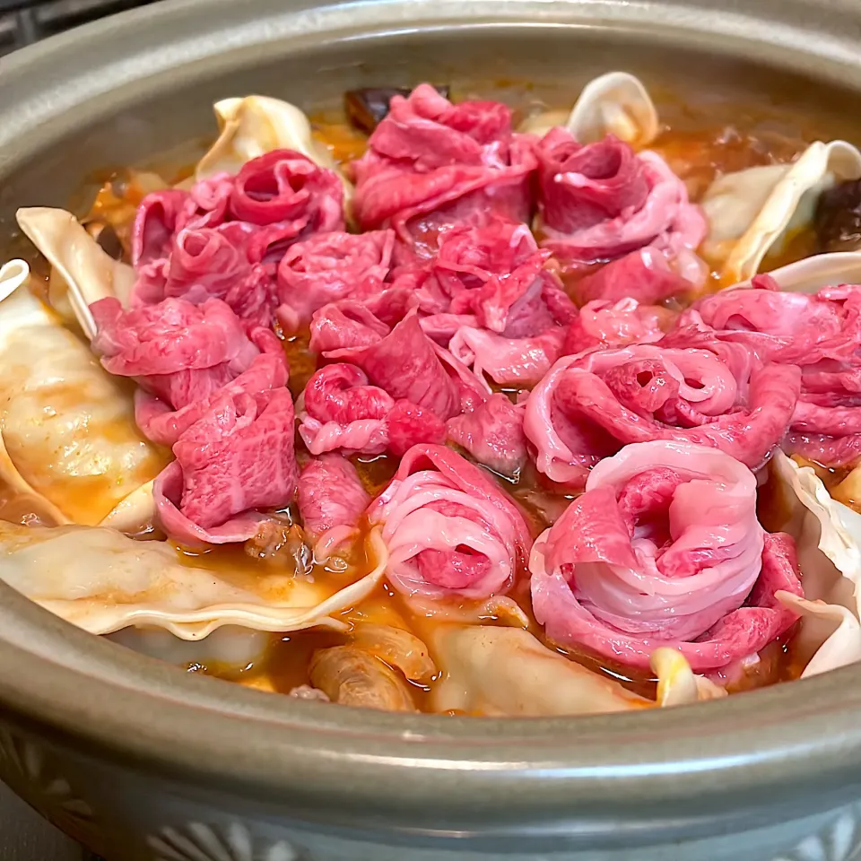 トマト鍋に餃子と牛肉を薔薇に見立てて入れてみました🌹|mokoさん