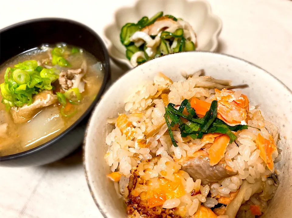 秋鮭の炊き込みご飯、豚汁、酢の物🌿|momoさん