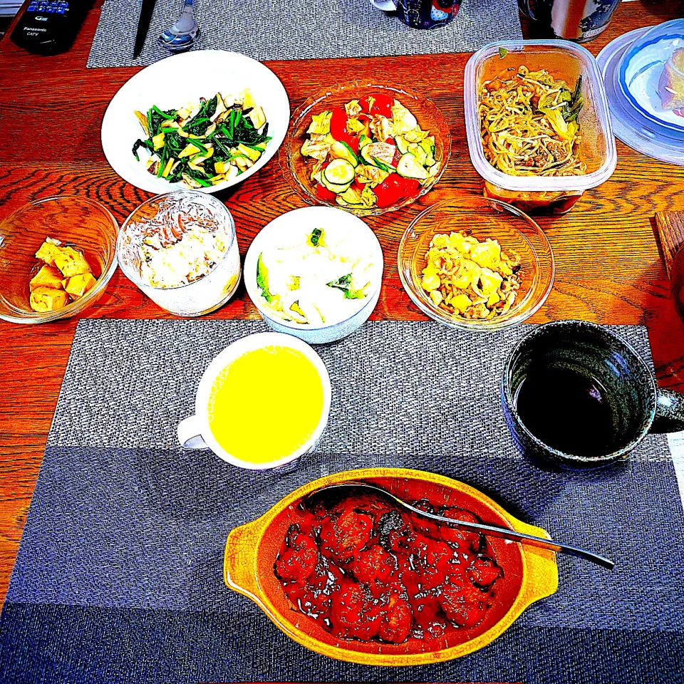 ミートボールトマト煮、ほうれん草とエリンギ炒めすき焼き煮物残り、モズク野菜ポタージュ、常備菜、漬物|yakinasuさん