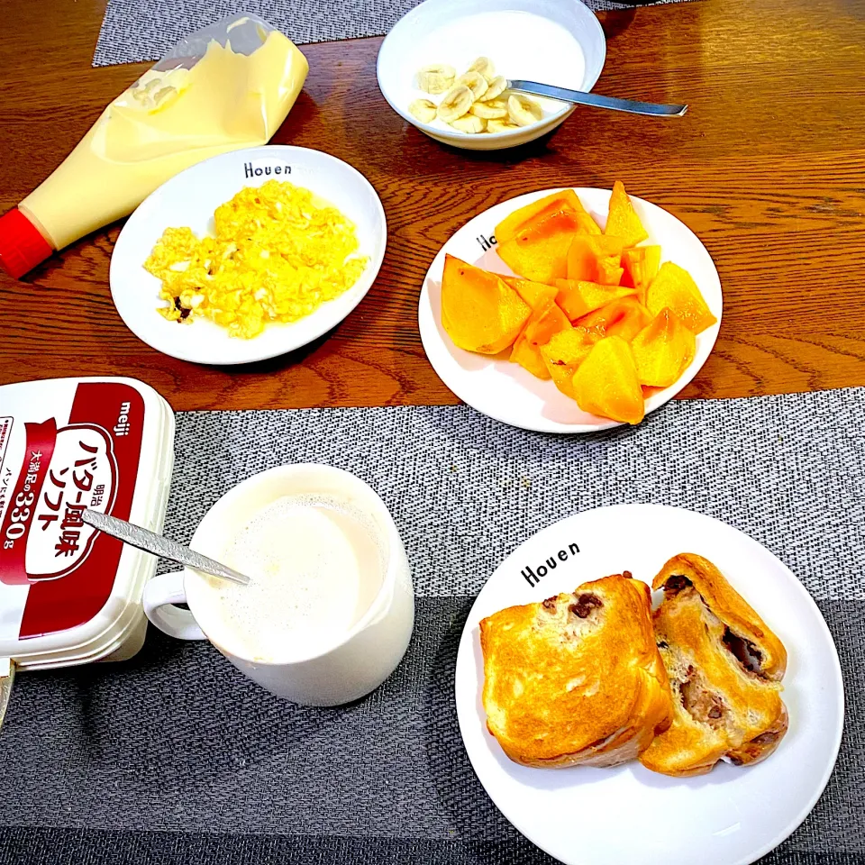 Snapdishの料理写真:10月 29日　朝ごはん　粒あんロールパン、カフェオレ、柿|yakinasuさん