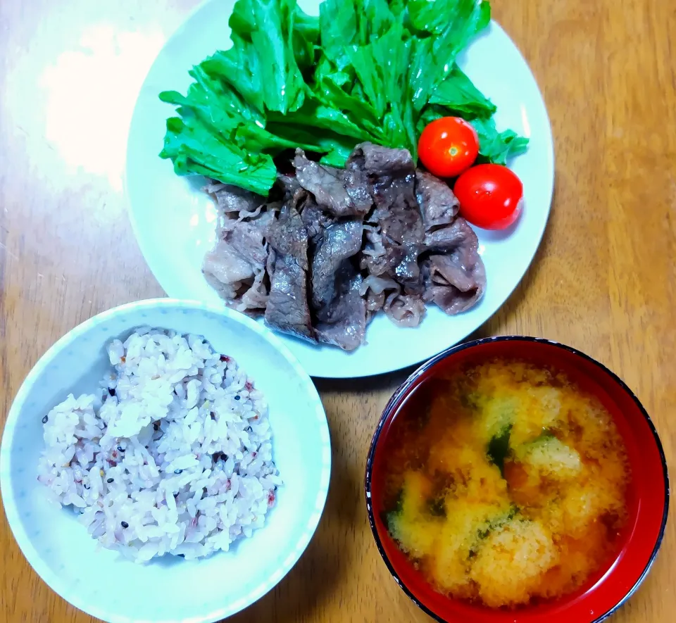 １０月２０日　牛肉の炒めもの　サラダ　わかめのお味噌汁|いもこ。さん