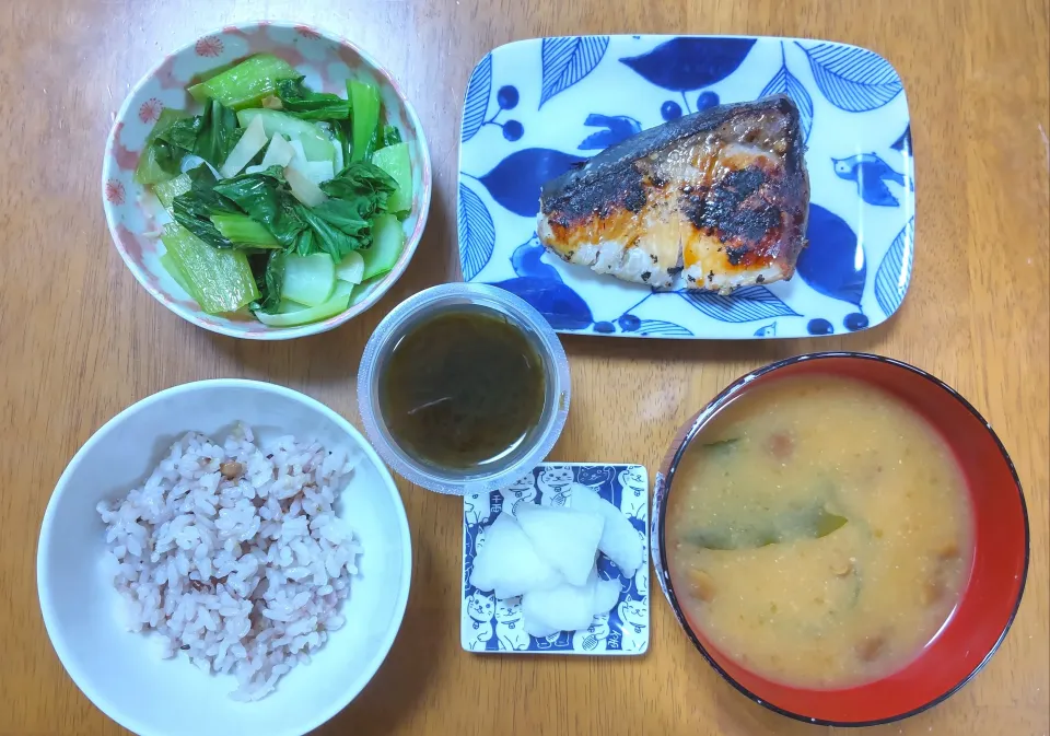 １０月２１日　鰤の塩麹漬け焼き　チンゲン菜の蒸し物　もずく　糖絞り大根　なめことわかめのお味噌汁|いもこ。さん