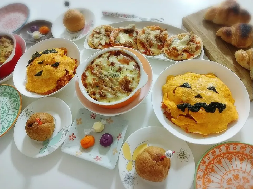 Snapdishの料理写真:少し早いハロウィン夕食(*^^*)
オムライス
ミートグラタン
ミニチキンピサ🍕
クロワッサン🥐
ハロウィンかまぼこ&キャンディチーズ
シュークリーム←特別に😏|プリン☆さん