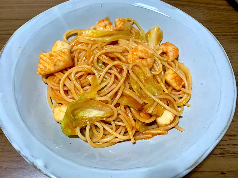 シーフードとキャベツのトマトソースパスタ|みぃさん