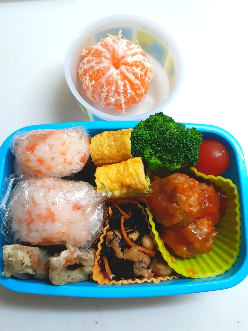 Snapdishの料理写真:☆小１運動会お弁当☆リクエスト弁当、鮭お握り、竹輪磯揚、ひじき煮物、シラス葱卵焼き、ミートボール、ブロッコリー、ミニトマト、みかん|ｼｮｺﾗさん