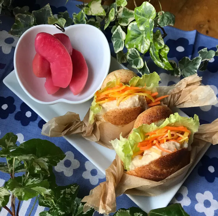 🥪塩バターパンでツナサンド🥪ピンクのシャキシャキ真空りんごコンポート🍎添え|Hollyさん