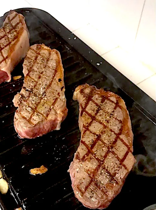 Going to place the tray in the oven for a few minutes, remove it, then wrap the steaks in aluminum foil to spread the flavor throughout the meat.|gonbenさん