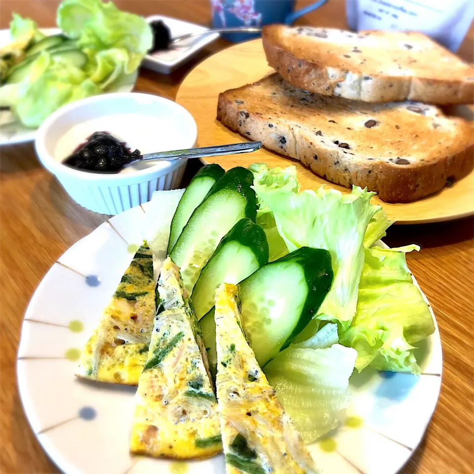 昨日の残りのスパニッシュオムレツと野菜でトーストを|じゅんさんさん