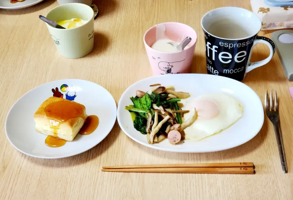 ホットビスケット
目玉焼き
小松菜ときのこの炒め物
ヨーグルトとゴールデンキウイ
カフェオレ|snowcrystalさん