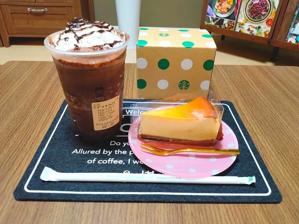 スタバのダークモカチップフラペチーノ(カスタムいろいろ)とチーズケーキ♪|えっこさん