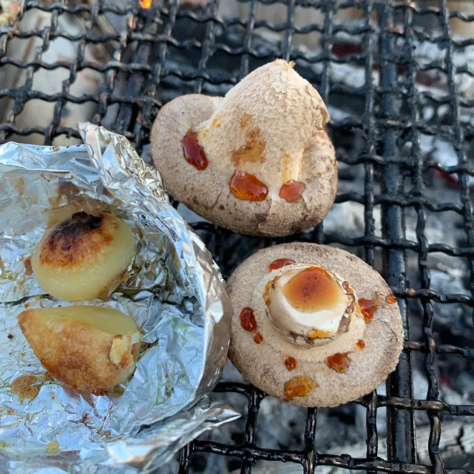 キャンプ飯⛺️焼きしいたけとニンニク|とももさん