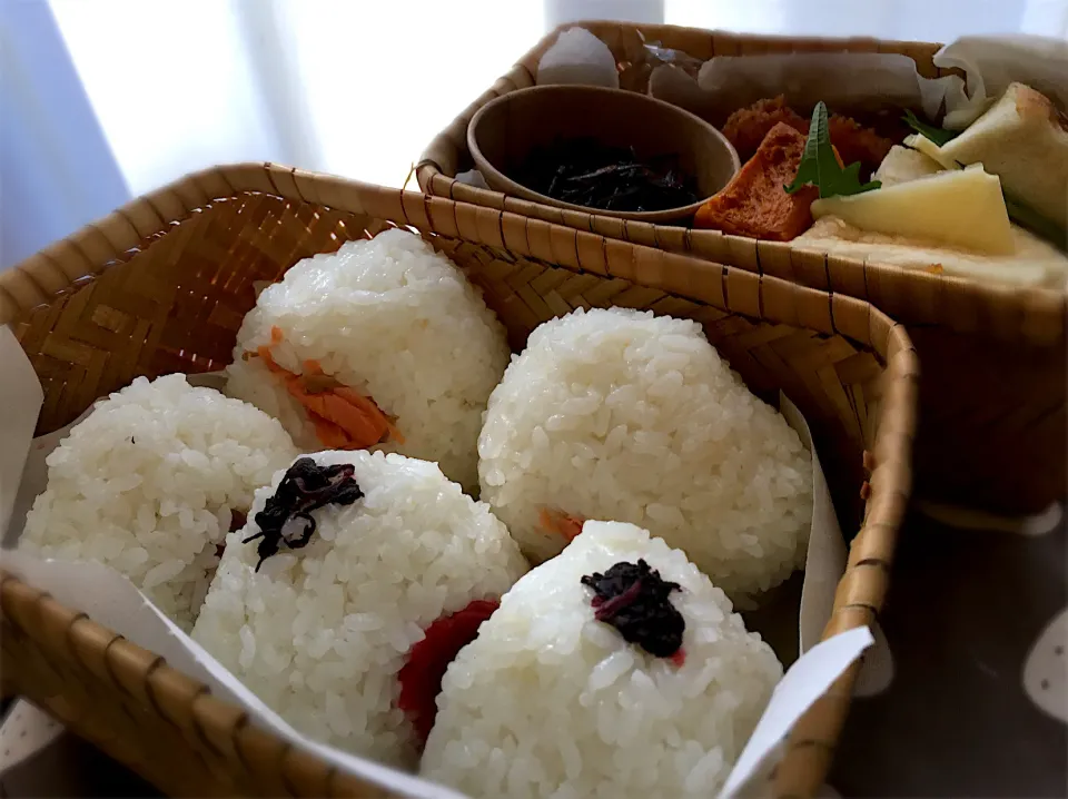 Snapdishの料理写真:おにぎり弁当 2人分🍙|kenkenさん